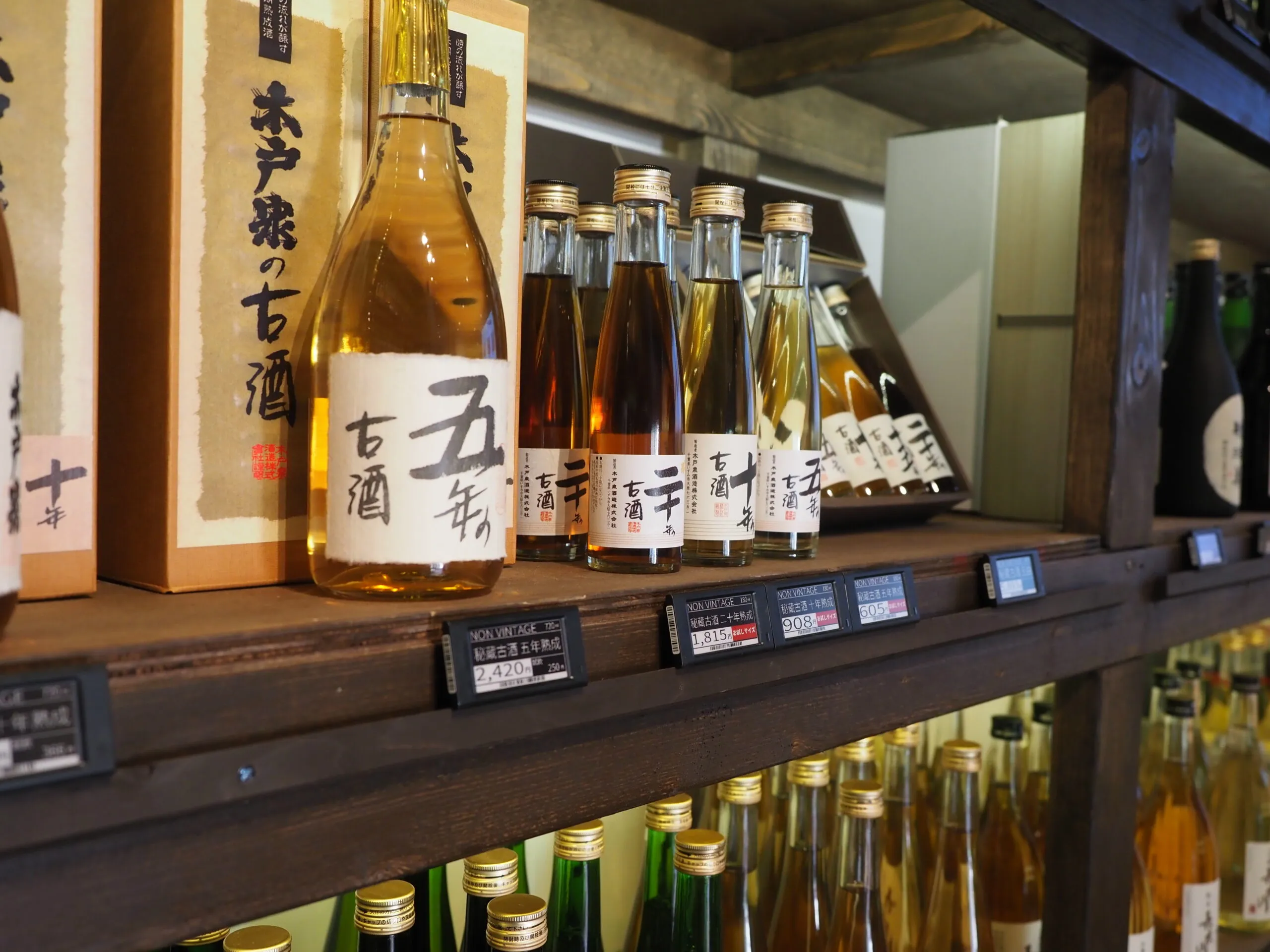 お酒が並んでいる商品棚にある黒枠の電子棚札