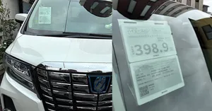 デジタルプライスボードとは？中古車販売店が導入すべき理由と支払総額表示への対応策