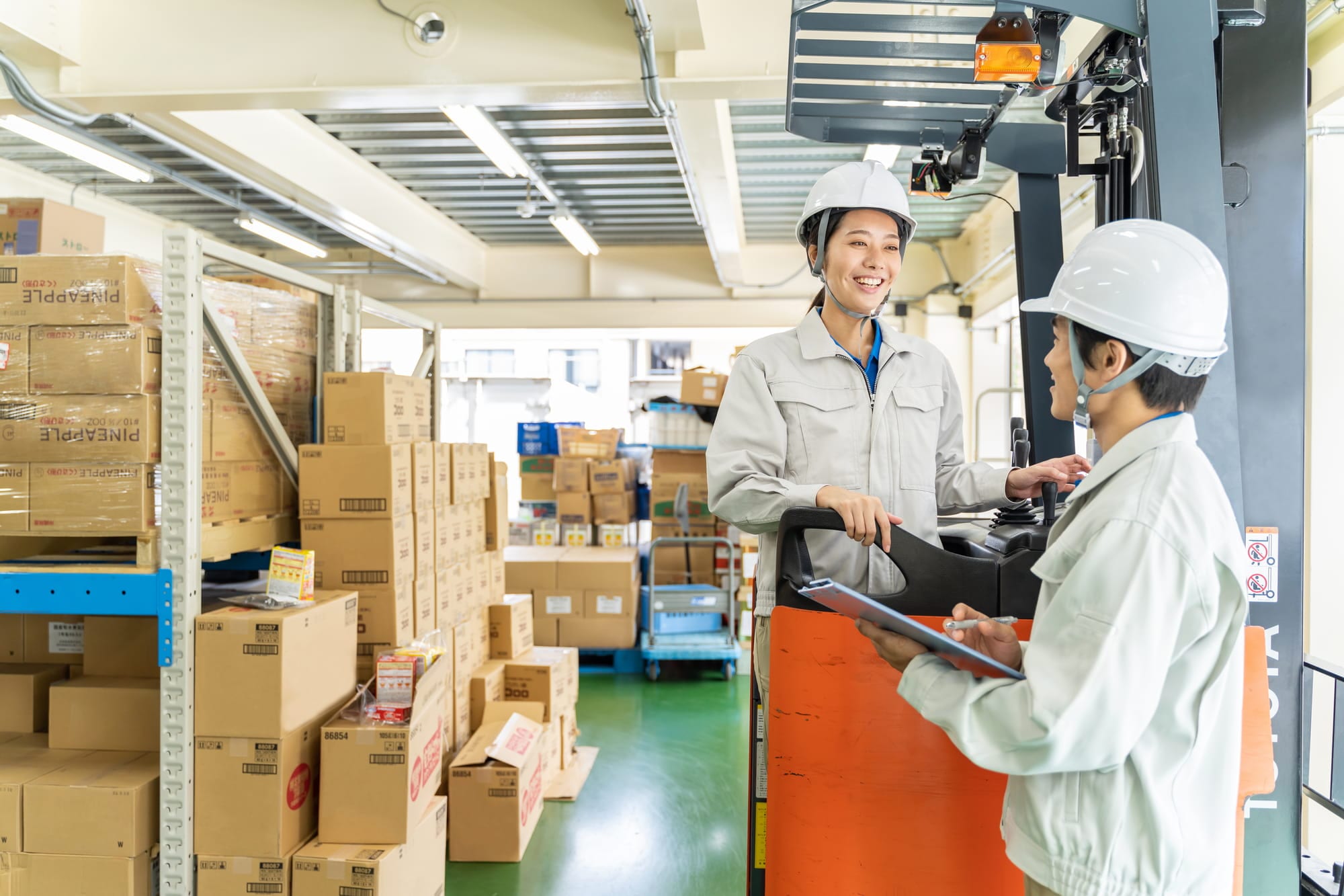 コンビニチェーン店向け物流倉庫での棚札の使用風景