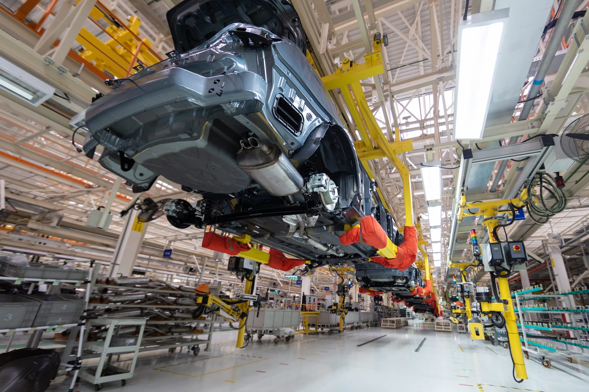 自動車関連製造工場で電子棚札が使用されている風景