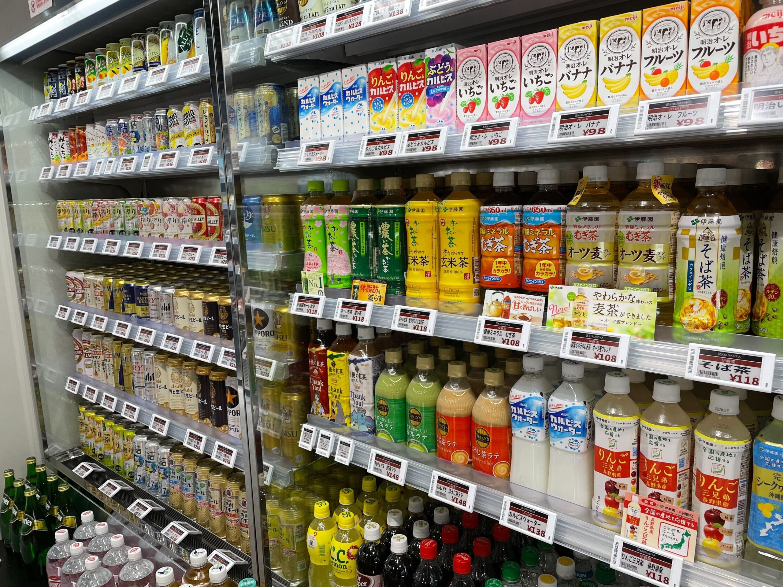 小売業で電子棚札を使用している様子